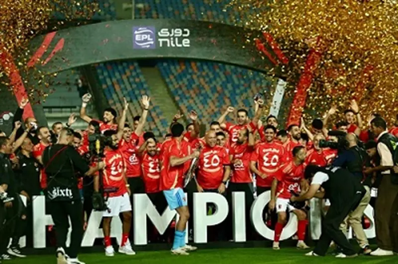 <p><strong>"الأهلي يُحرز اللقب الـ 45 للدوري: احتفالات بيراميدز في فيديو وصور"</strong></p>