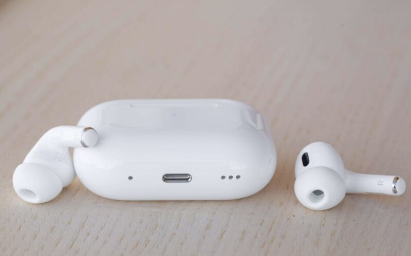 أبل تُحسِّن تجربة AirPods بميزات مبتكرة: إيماءات رأس جديدة، تحكم بالكاميرا، وأكثر!