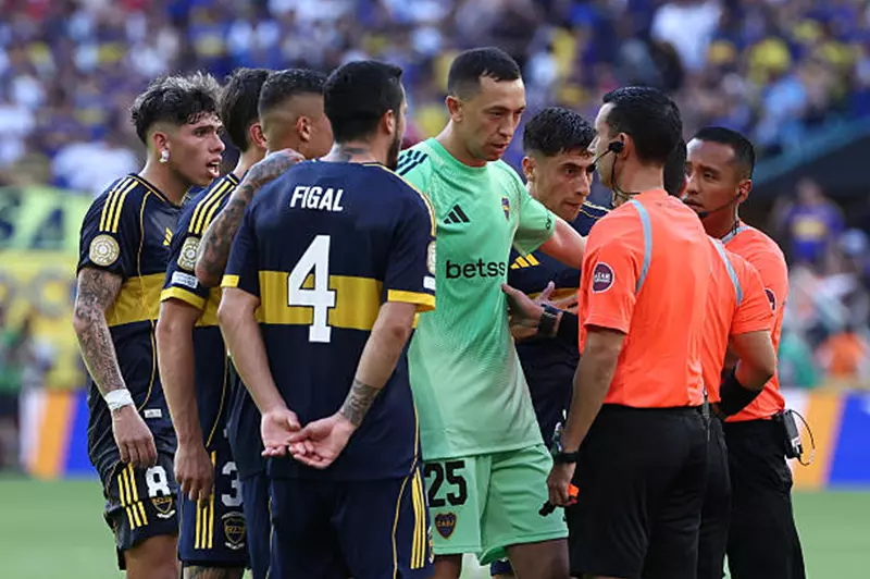 تقارير: إيقاف ثنائي بوكا جونيورز لأربع مباريات ومهاجم بنفيكا لمباراتين