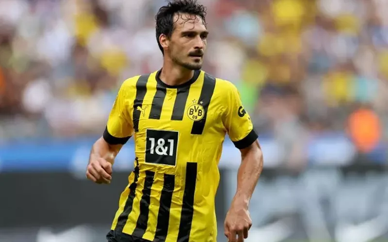 دورتموند يعلن تنظيم حفل تكريم خاص لمدافعه هوملز