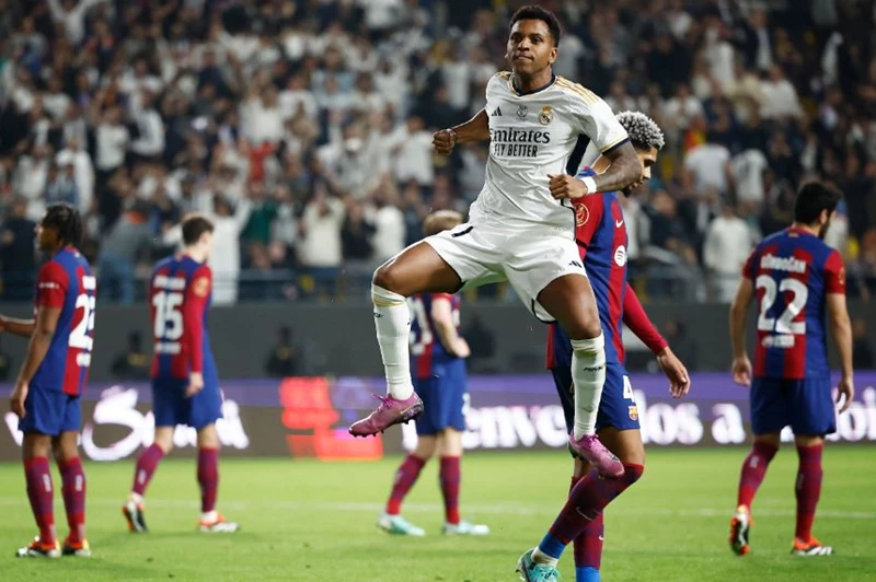سبعة لاعبين قد يغادرون ريال مدريد: مستقبل الفريق على المحك