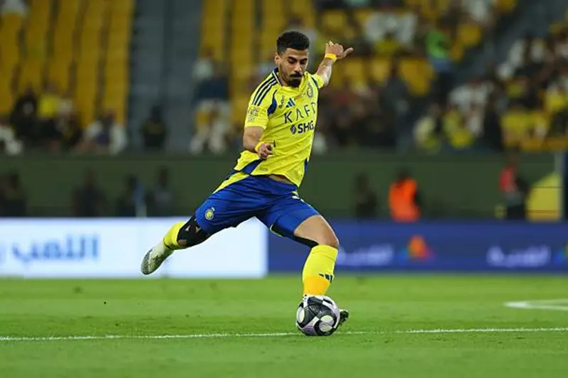 صفقة غير متوقعة: النصر يوافق على بيع عقد لاجامي للهلال