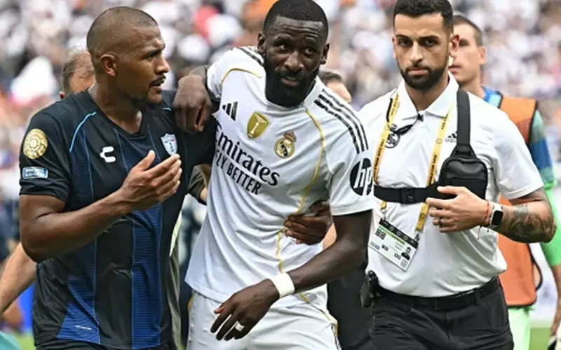 فيفا يبدأ تحقيقًا رسميًا ضد لاعب باتشوكا بسبب اتهامات بإساءة عنصرية تجاه روديجر