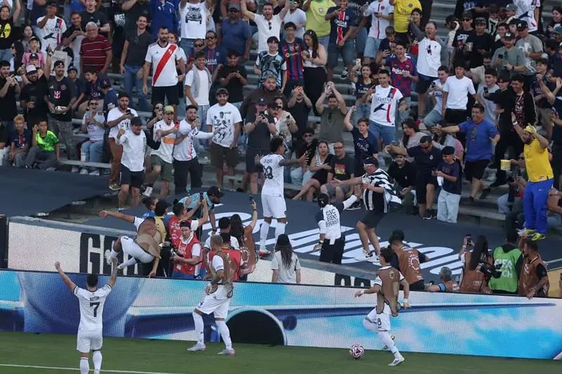 نوتنجهام فورست يعزز تشكيلته بنجوم كأس العالم للأندية في تعزيز الهجوم والدفاع